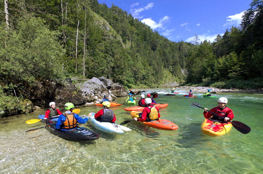 Der Wildwasser Anfängerkurs auf der Salza dauert drei Tage und du lernst im leichten Wildwasser, wie du dich sicher fortbewegst!